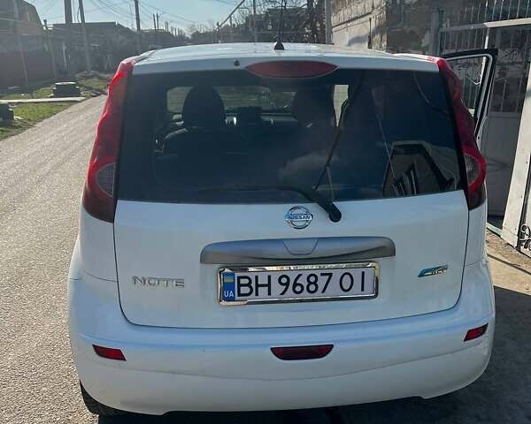 Белый Ниссан Ноут, объемом двигателя 1.39 л и пробегом 298 тыс. км за 6000 $, фото 2 на Automoto.ua