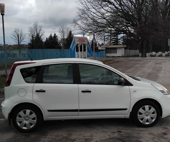 Белый Ниссан Ноут, объемом двигателя 1.5 л и пробегом 299 тыс. км за 6000 $, фото 2 на Automoto.ua