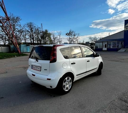 Білий Ніссан Ноут, об'ємом двигуна 1.39 л та пробігом 270 тис. км за 5500 $, фото 4 на Automoto.ua