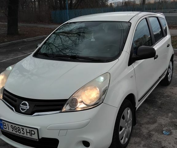 Белый Ниссан Ноут, объемом двигателя 1.5 л и пробегом 299 тыс. км за 6000 $, фото 1 на Automoto.ua