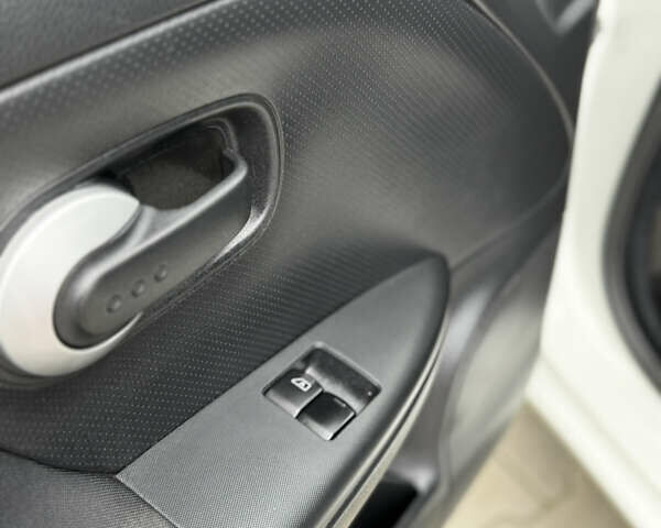 Белый Ниссан Ноут, объемом двигателя 1.39 л и пробегом 113 тыс. км за 5500 $, фото 6 на Automoto.ua