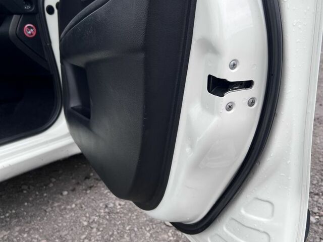 Белый Ниссан Ноут, объемом двигателя 1.5 л и пробегом 340 тыс. км за 4700 $, фото 12 на Automoto.ua