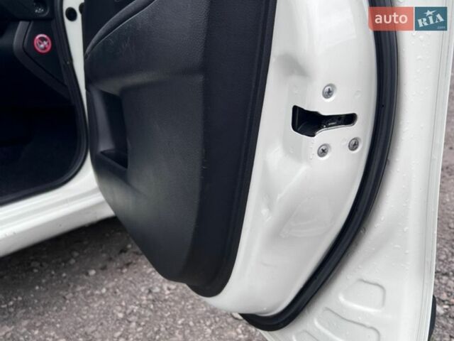Белый Ниссан Ноут, объемом двигателя 1.46 л и пробегом 340 тыс. км за 4650 $, фото 7 на Automoto.ua