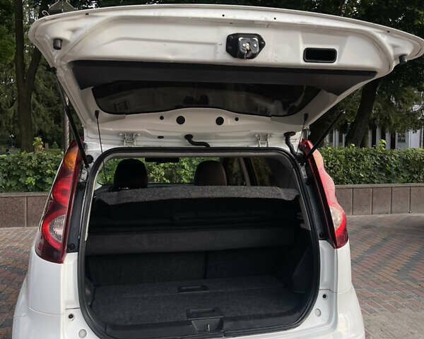 Ниссан Ноут 2012 в Житомире на Automoto.ua Белый Ниссан Ноут, объемом двигателя 1.39 л и пробегом 320 тыс. км за 4700 $, фото 20 на Automoto.ua