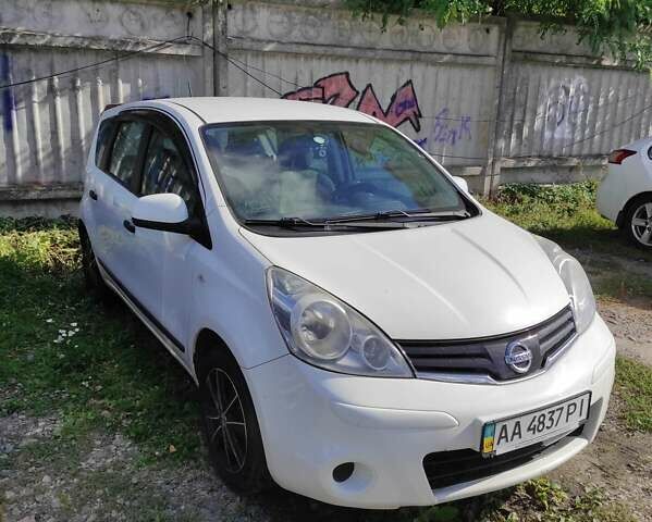 Білий Ніссан Ноут, об'ємом двигуна 1.4 л та пробігом 90 тис. км за 6000 $, фото 3 на Automoto.ua