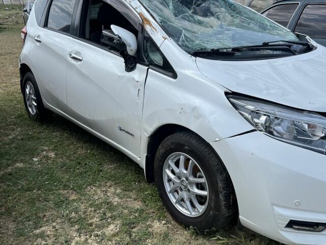 Белый Ниссан Ноут, объемом двигателя 1.2 л и пробегом 50 тыс. км за 4000 $, фото 2 на Automoto.ua