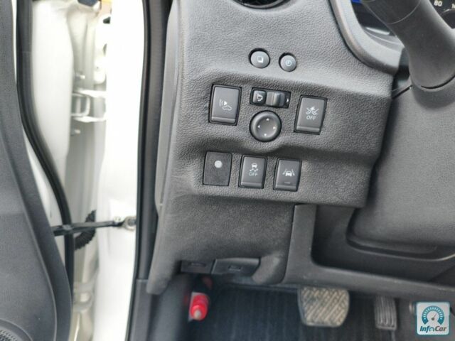 Білий Ніссан Ноут, об'ємом двигуна 1.2 л та пробігом 75 тис. км за 11900 $, фото 10 на Automoto.ua