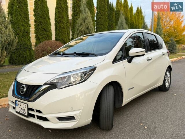 Білий Ніссан Ноут, об'ємом двигуна 1.2 л та пробігом 100 тис. км за 11650 $, фото 5 на Automoto.ua