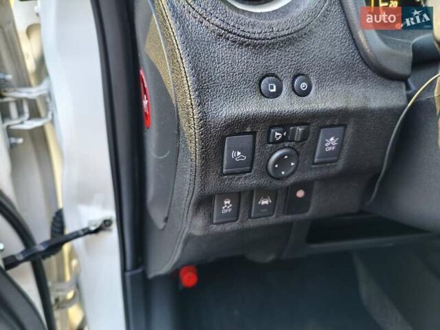 Белый Ниссан Ноут, объемом двигателя 1.2 л и пробегом 62 тыс. км за 12800 $, фото 17 на Automoto.ua