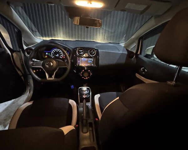 Білий Ніссан Ноут, об'ємом двигуна 1.2 л та пробігом 45 тис. км за 13800 $, фото 6 на Automoto.ua