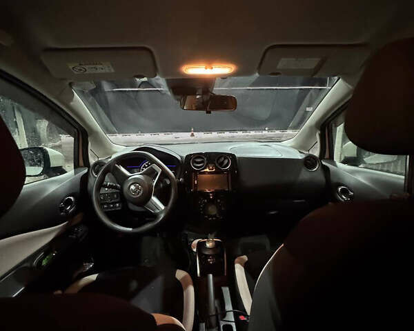 Білий Ніссан Ноут, об'ємом двигуна 1.2 л та пробігом 45 тис. км за 13800 $, фото 2 на Automoto.ua