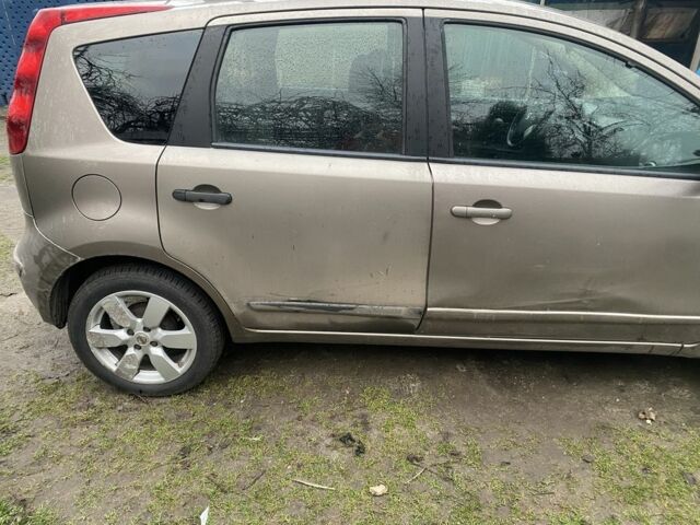 Бежевий Ніссан Ноут, об'ємом двигуна 1.6 л та пробігом 300 тис. км за 2200 $, фото 1 на Automoto.ua