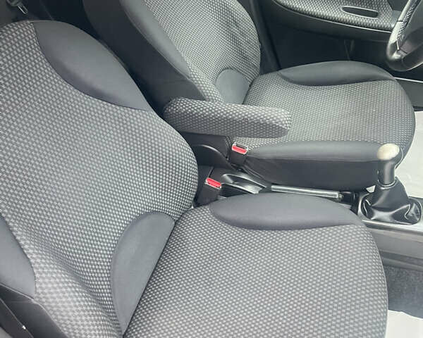 Черный Ниссан Ноут, объемом двигателя 1.4 л и пробегом 235 тыс. км за 4900 $, фото 14 на Automoto.ua