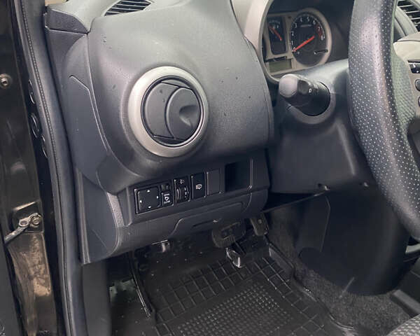 Чорний Ніссан Ноут, об'ємом двигуна 1.6 л та пробігом 227 тис. км за 6600 $, фото 10 на Automoto.ua