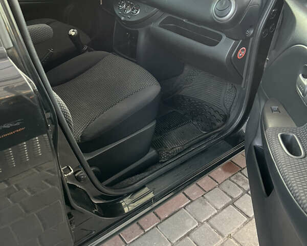 Черный Ниссан Ноут, объемом двигателя 1.6 л и пробегом 300 тыс. км за 4800 $, фото 14 на Automoto.ua