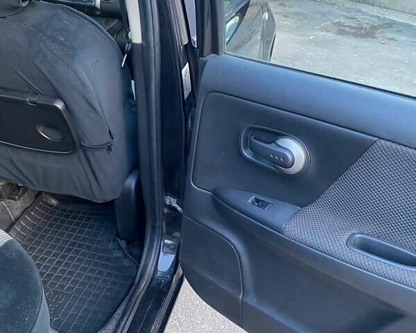 Чорний Ніссан Ноут, об'ємом двигуна 1.6 л та пробігом 100 тис. км за 6300 $, фото 4 на Automoto.ua