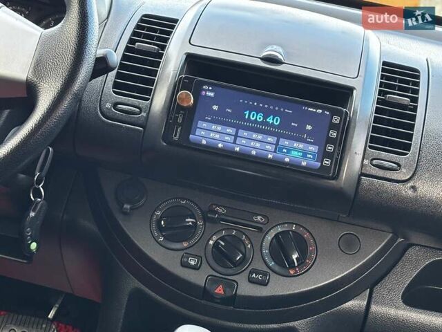 Чорний Ніссан Ноут, об'ємом двигуна 1.6 л та пробігом 200 тис. км за 6150 $, фото 107 на Automoto.ua