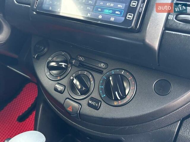 Черный Ниссан Ноут, объемом двигателя 1.6 л и пробегом 200 тыс. км за 6150 $, фото 89 на Automoto.ua