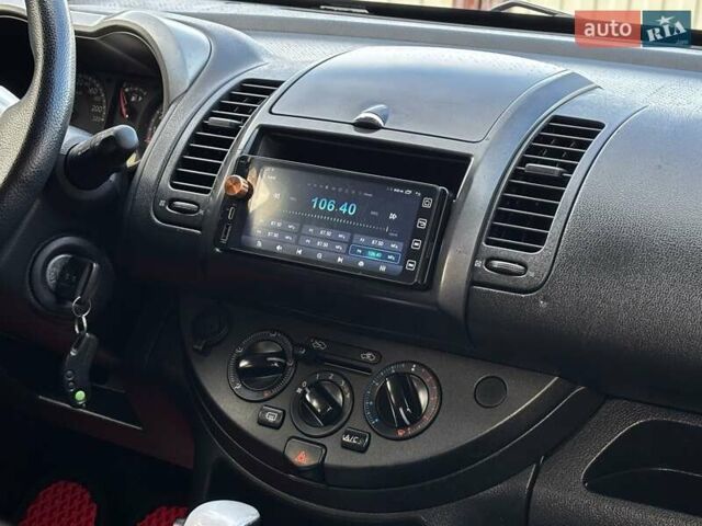 Чорний Ніссан Ноут, об'ємом двигуна 1.6 л та пробігом 200 тис. км за 6150 $, фото 100 на Automoto.ua