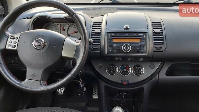Черный Ниссан Ноут, объемом двигателя 1.6 л и пробегом 205 тыс. км за 5200 $, фото 5 на Automoto.ua