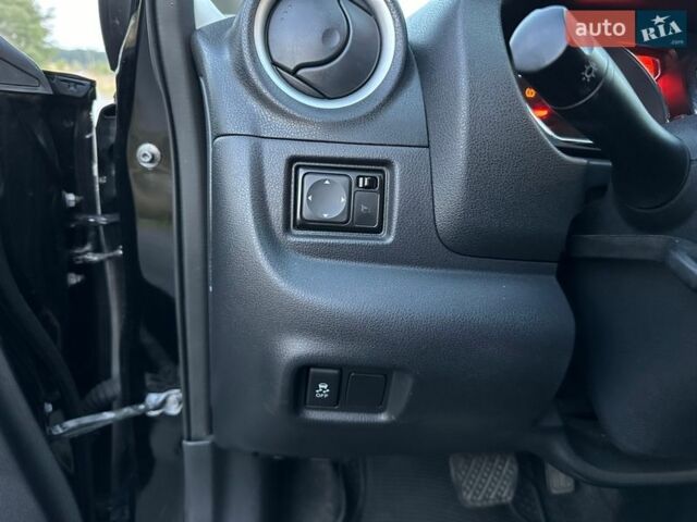 Черный Ниссан Ноут, объемом двигателя 1.6 л и пробегом 128 тыс. км за 7500 $, фото 36 на Automoto.ua