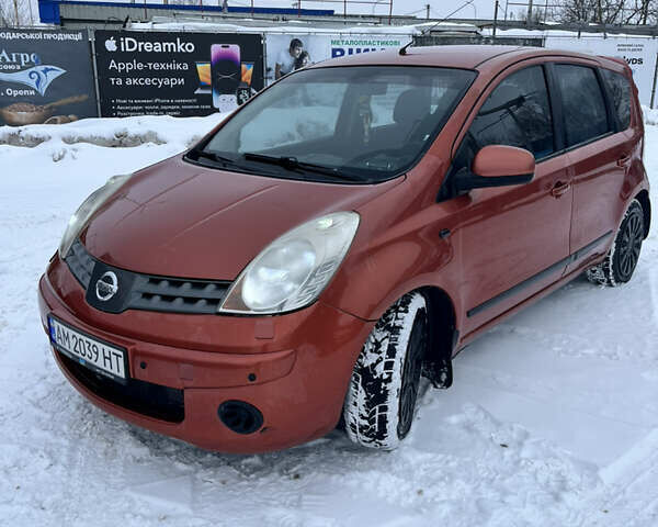 Червоний Ніссан Ноут, об'ємом двигуна 1.4 л та пробігом 330 тис. км за 4199 $, фото 1 на Automoto.ua