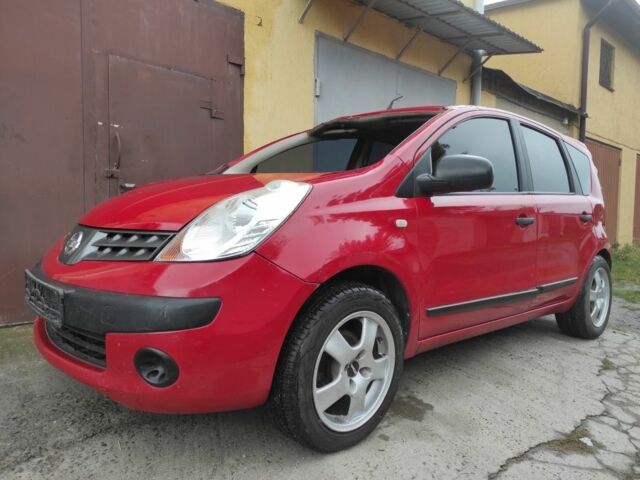 Красный Ниссан Ноут, объемом двигателя 1.4 л и пробегом 290 тыс. км за 1900 $, фото 1 на Automoto.ua