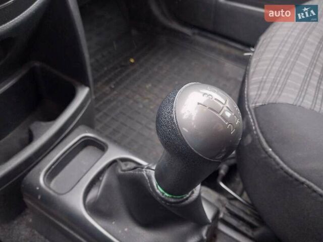 Красный Ниссан Ноут, объемом двигателя 1.39 л и пробегом 119 тыс. км за 3500 $, фото 5 на Automoto.ua