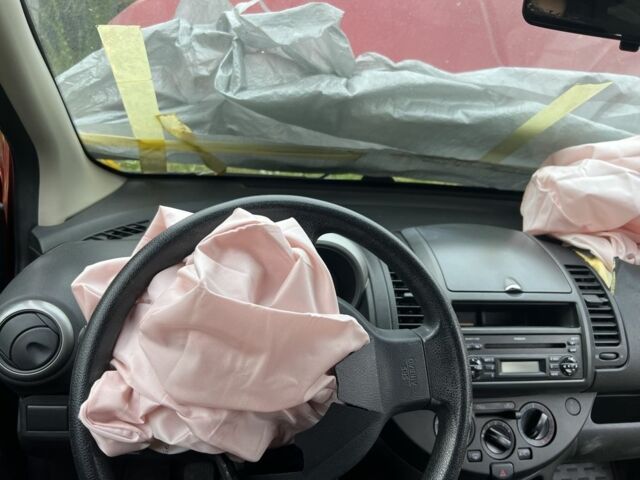 Червоний Ніссан Ноут, об'ємом двигуна 1.4 л та пробігом 120 тис. км за 2000 $, фото 8 на Automoto.ua