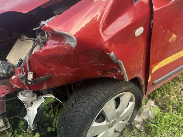 Червоний Ніссан Ноут, об'ємом двигуна 1.4 л та пробігом 120 тис. км за 2000 $, фото 14 на Automoto.ua