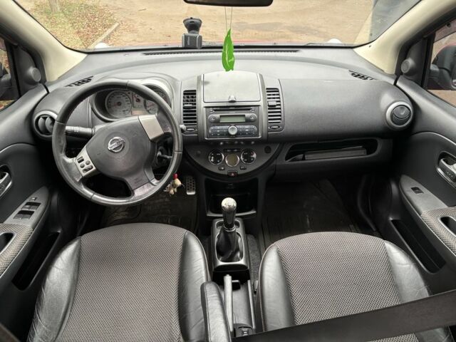 Красный Ниссан Ноут, объемом двигателя 1.6 л и пробегом 240 тыс. км за 4750 $, фото 9 на Automoto.ua