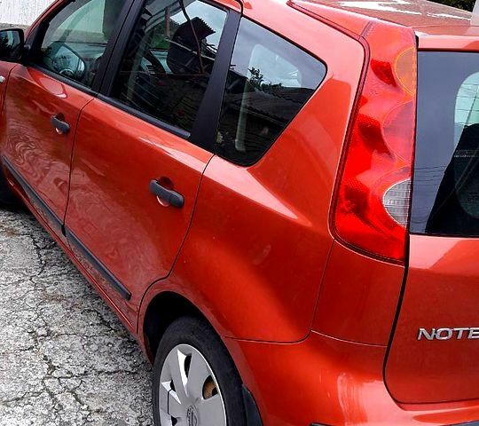 Красный Ниссан Ноут, объемом двигателя 1.4 л и пробегом 322 тыс. км за 3900 $, фото 3 на Automoto.ua
