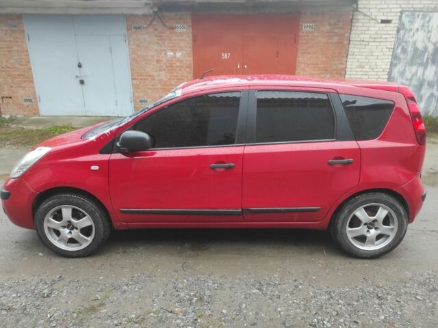 Красный Ниссан Ноут, объемом двигателя 1.4 л и пробегом 290 тыс. км за 2500 $, фото 2 на Automoto.ua