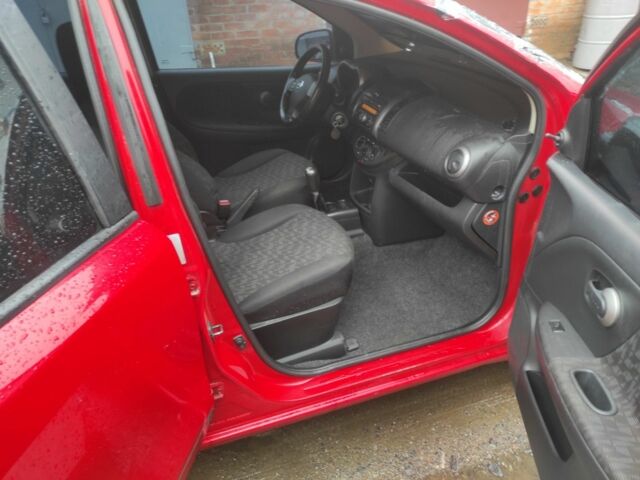 Красный Ниссан Ноут, объемом двигателя 1.4 л и пробегом 290 тыс. км за 2500 $, фото 4 на Automoto.ua