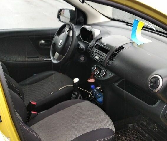 Жовтий Ніссан Ноут, об'ємом двигуна 1.4 л та пробігом 250 тис. км за 4499 $, фото 4 на Automoto.ua