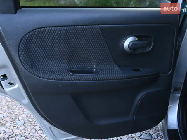 Сірий Ніссан Ноут, об'ємом двигуна 1.6 л та пробігом 198 тис. км за 5150 $, фото 18 на Automoto.ua