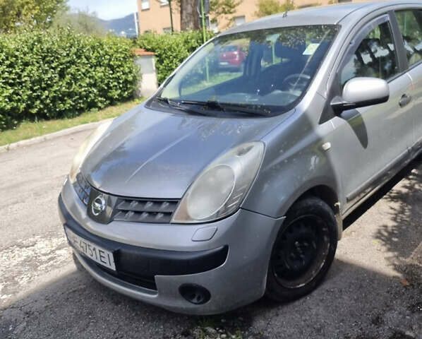 Серый Ниссан Ноут, объемом двигателя 1.4 л и пробегом 200 тыс. км за 6000 $, фото 3 на Automoto.ua