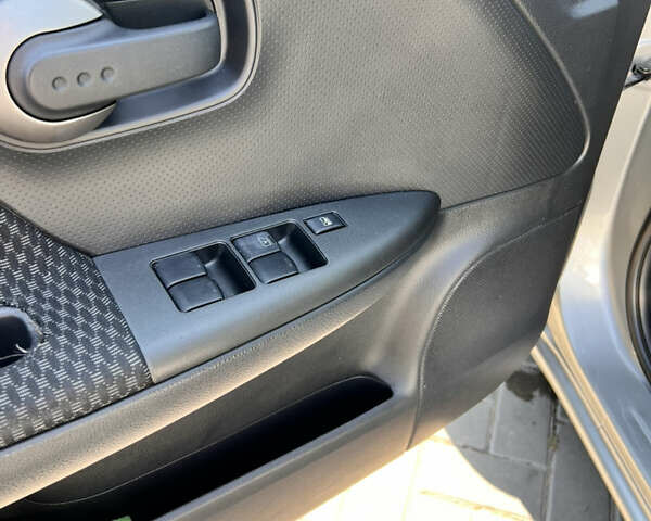 Сірий Ніссан Ноут, об'ємом двигуна 1.6 л та пробігом 200 тис. км за 5400 $, фото 9 на Automoto.ua