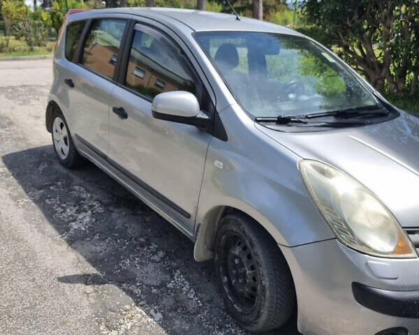 Серый Ниссан Ноут, объемом двигателя 1.4 л и пробегом 200 тыс. км за 6000 $, фото 4 на Automoto.ua