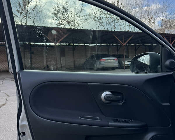 Сірий Ніссан Ноут, об'ємом двигуна 1.6 л та пробігом 185 тис. км за 6800 $, фото 21 на Automoto.ua