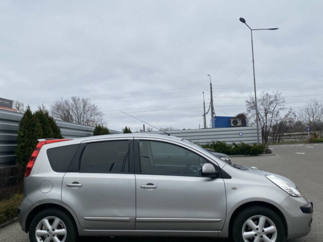 Сірий Ніссан Ноут, об'ємом двигуна 1.6 л та пробігом 215 тис. км за 4600 $, фото 5 на Automoto.ua
