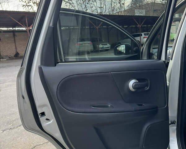 Сірий Ніссан Ноут, об'ємом двигуна 1.6 л та пробігом 185 тис. км за 6800 $, фото 20 на Automoto.ua