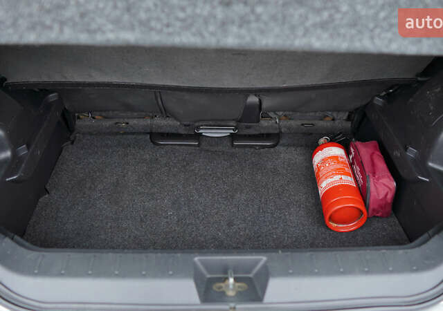 Серый Ниссан Ноут, объемом двигателя 1.6 л и пробегом 215 тыс. км за 6000 $, фото 43 на Automoto.ua