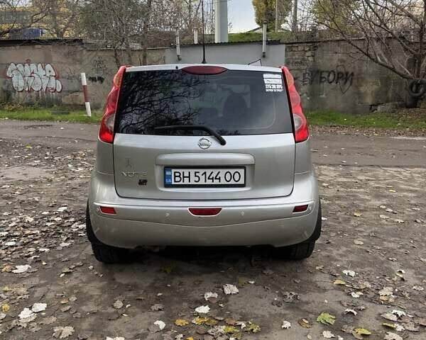 Серый Ниссан Ноут, объемом двигателя 1.6 л и пробегом 205 тыс. км за 6500 $, фото 2 на Automoto.ua