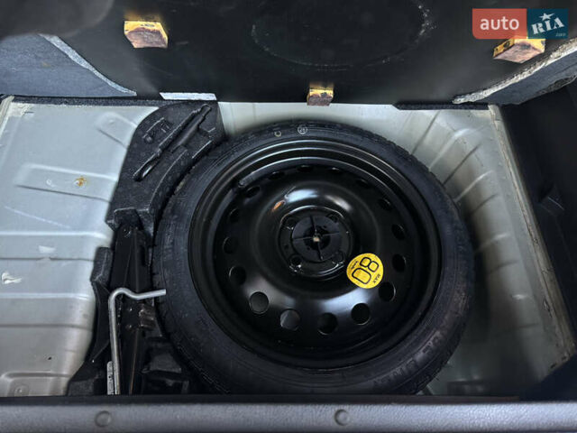 Сірий Ніссан Ноут, об'ємом двигуна 1.4 л та пробігом 178 тис. км за 4950 $, фото 18 на Automoto.ua