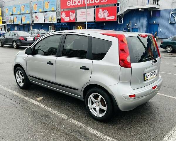 Серый Ниссан Ноут, объемом двигателя 1.4 л и пробегом 220 тыс. км за 5700 $, фото 3 на Automoto.ua