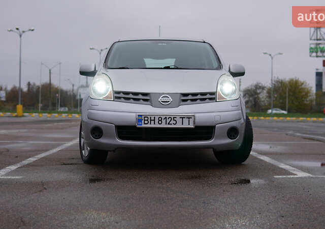 Серый Ниссан Ноут, объемом двигателя 1.6 л и пробегом 215 тыс. км за 6000 $, фото 3 на Automoto.ua