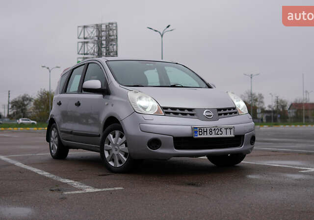 Серый Ниссан Ноут, объемом двигателя 1.6 л и пробегом 215 тыс. км за 6000 $, фото 1 на Automoto.ua