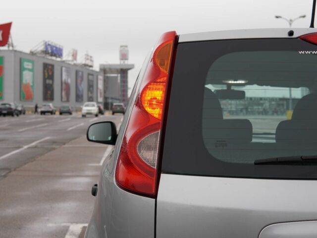 Сірий Ніссан Ноут, об'ємом двигуна 1.6 л та пробігом 219 тис. км за 3800 $, фото 11 на Automoto.ua