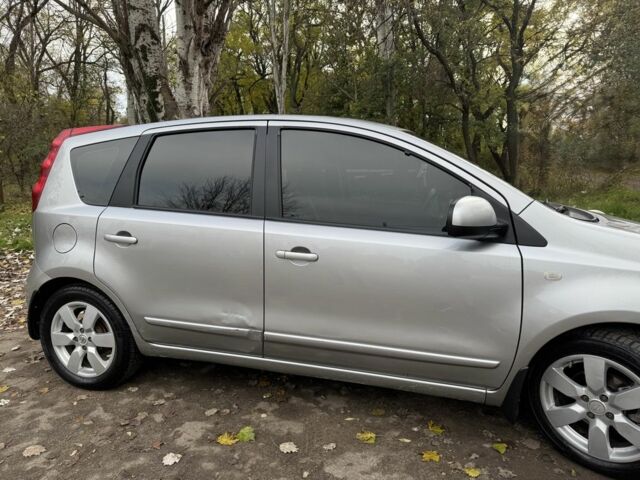 Серый Ниссан Ноут, объемом двигателя 1.6 л и пробегом 205 тыс. км за 6500 $, фото 2 на Automoto.ua